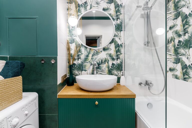 Rénovation d'une petite salle de bain moderne dans les tons verts